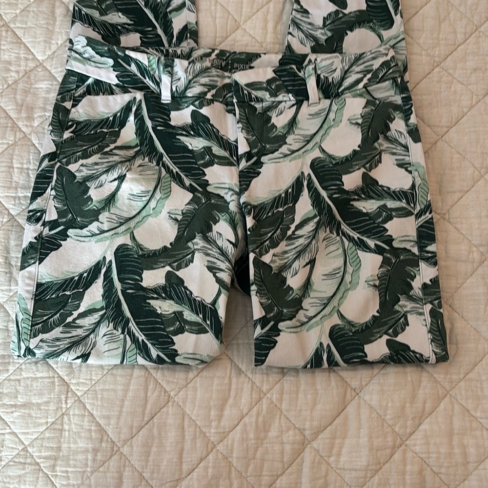 Old Navy Green Leaf Print Pixie Pants 6